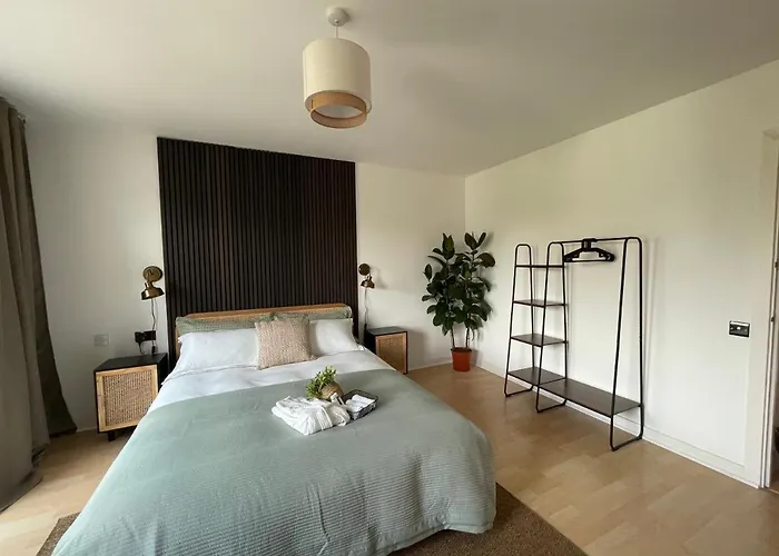 Quiet Luxe Home With Gym And Free Parking